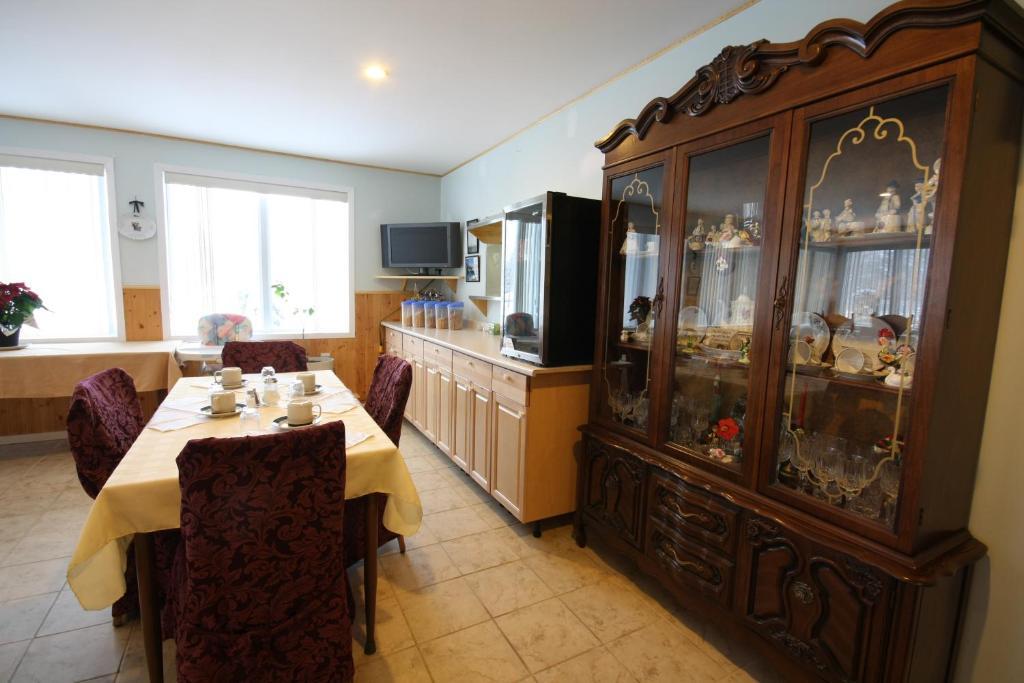 Villa Maria Country Inn Acheson Ngoại thất bức ảnh